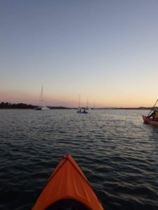Kayakfahren während des Sonnenuntergangs